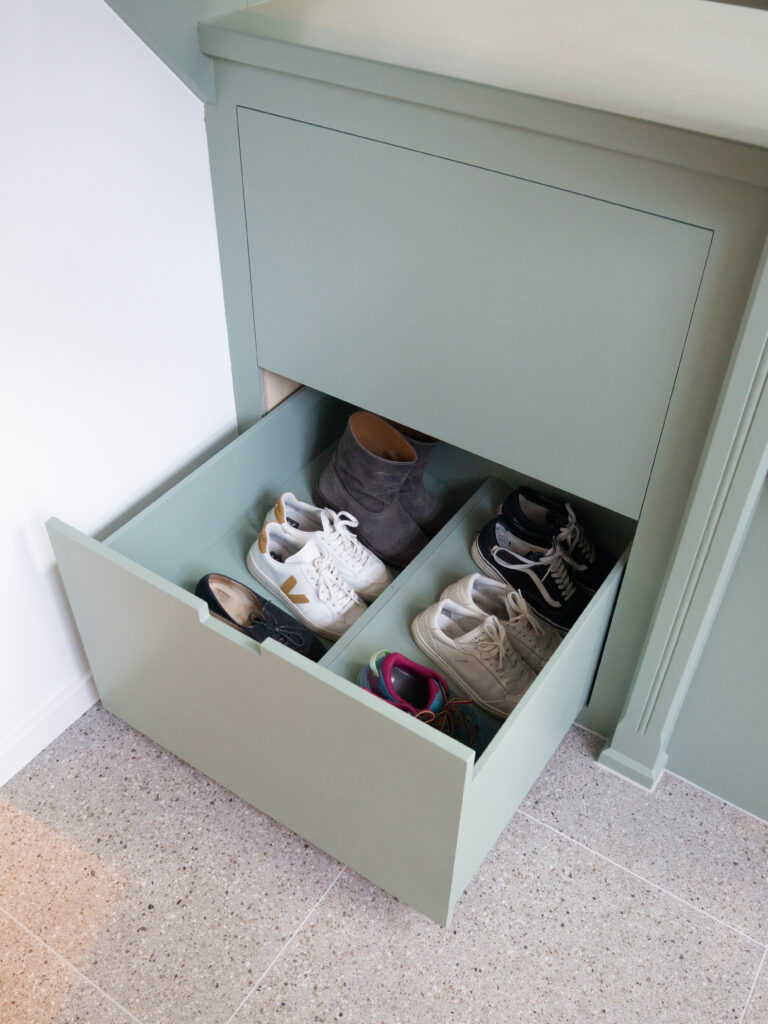Maatwerk inbouwkast onder trap met lades voor schoenen, meubelmaker Arnhem